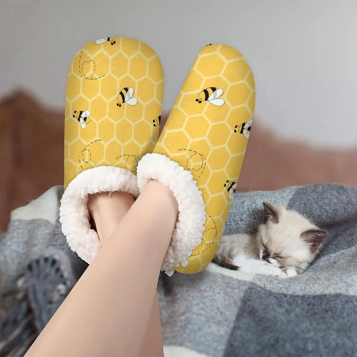 KOBLEN Cute Bees Slippers for Women House Shoes with Fleece Lining Wide Comfy Full Slippers Lightweight Cozy Loafer with Rubber Sole Unisex Slippers Adults for Indoor Outdoor