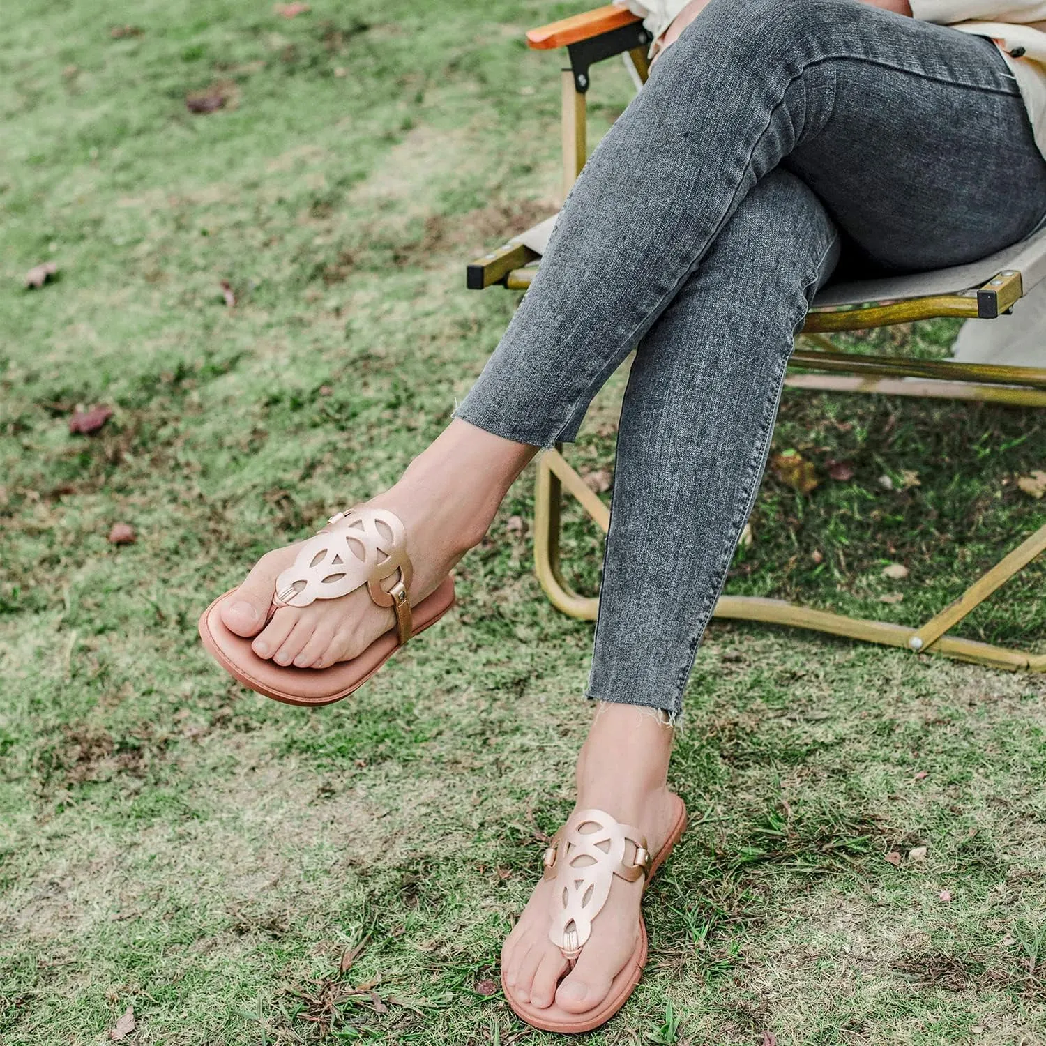 Luoika Women's Wide Width Flat Slides Sandals, Flip Flop Strappy Rhinestone Thong Sandals Comfortable Summer Beach Shoes for Women.