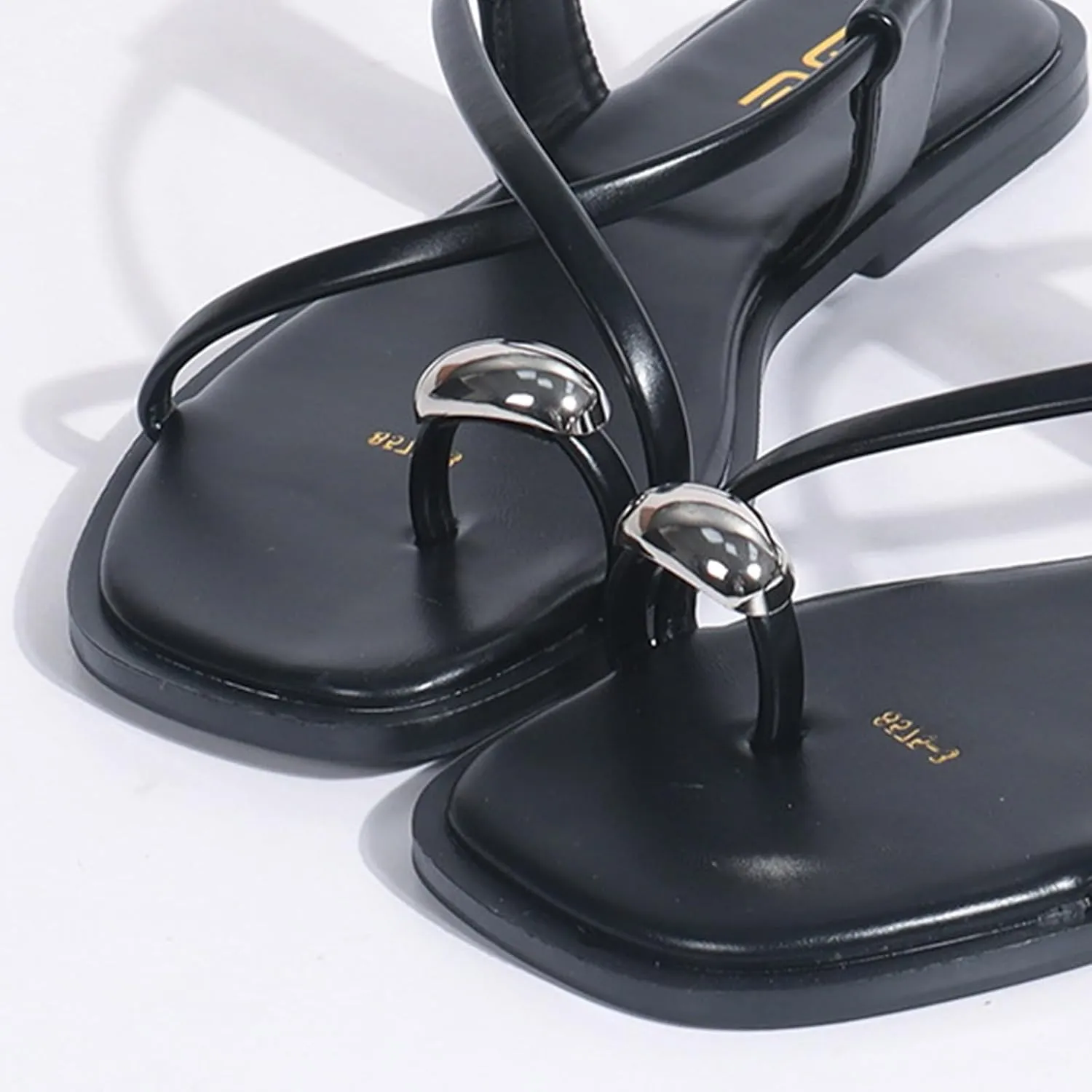 Women's Cross Strappy Metal Decoration Toe Ring Square Toe Flat Sandals with Adjustable Buckle Lightweight Non Slip Gladiator Sandals Summer Beach Party Daily Dating Thong Slides